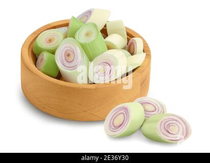 Tranches de citronnelle fraîche dans un bol en bois isolé sur fond blanc avec masque et profondeur de champ complète Banque D'Images