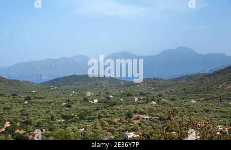 Vue sur la côte et les montagnes depuis le point de vue du village de Kritsa, Crète, Grèce Banque D'Images