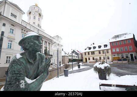 Zeulenroda Triebes, Allemagne. 17 janvier 2021. Couvert de neige, le carpe Piper, symbole de la ville de Thuringe de l'est, en face de l'hôtel de ville du centre-ville. Credit: Bodo Schackow/dpa/Alay Live News Banque D'Images