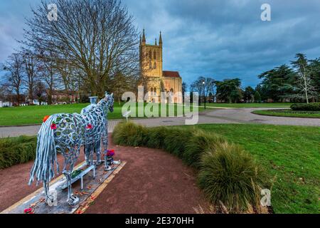 En fin d'après-midi, au monument commémoratif de la guerre de Pershore, dans le parc Abbey Park, dans le Worcestershire, en Angleterre Banque D'Images