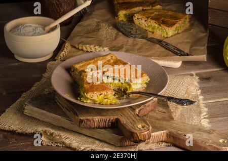 Tranche de tarte avec chou sur fond de bois dans un style rustique, photo sombre Banque D'Images