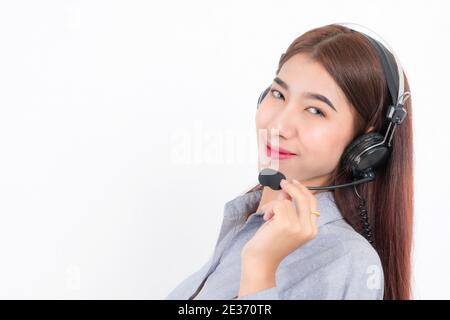 Portrait of happy female customer support opérateur de cheveux courts, vêtu d'une chemise blanche avec un côté du casque écouteur la holding Banque D'Images