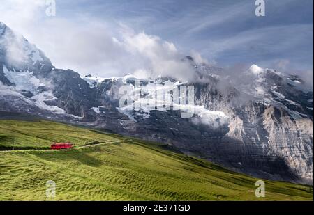 Chemin de fer de Jungfrau à Jungfraujoch, chemin de fer à crémaillère, chaîne de montagnes derrière, glacier Jungfraufirn et Jungfrau, région de Jungfrau, Oberland bernois Banque D'Images