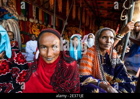 Femmes toubou vêtues de couleurs, festival tribal, place de la Nation, n'Djamena, Tchad Banque D'Images