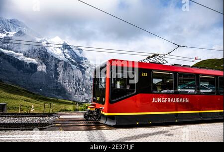 Chemin de fer Jungfrau jusqu'à la Jungfraujoch, chemin de fer à crémaillère, derrière les montagnes, région de Jungfrau, Oberland bernois, Suisse Banque D'Images