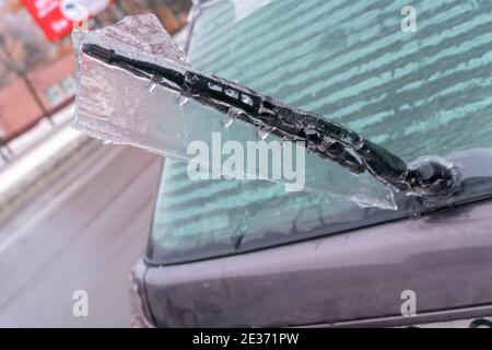 Gros plan de l'essuie-glace arrière de voiture glacée. Voiture glacée Banque D'Images