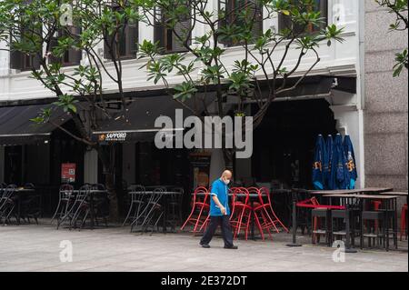 05.01.2021, Singapour, République de Singapour, Asie - UN homme portant un masque protecteur passe devant des bars et des restaurants fermés en période de corona. Banque D'Images