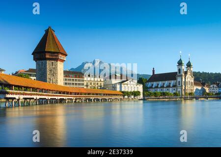 Pont de la Chapelle avec Pilatus, Lucerne, Suisse Banque D'Images