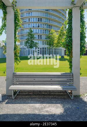 Banc de parc au pied d'un immeuble résidentiel de grande hauteur, Duebendorf, Suisse Banque D'Images