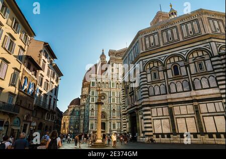 Vue sur la Piazza del Duomo à Florence. Le carré contient la colonne San Zanobi à côté du Baptistère San Giovanni. Derrière se trouve le Santa Maria del... Banque D'Images