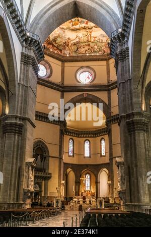Portrait tourné à l'intérieur de la cathédrale Santa Maria del Fiore de Florence, Italie. Il montre le vaste intérieur gothique, les bancs vers le choeur... Banque D'Images