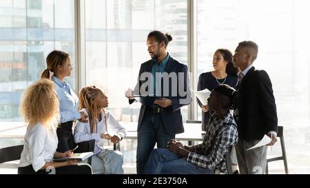 Les collègues multiethniques font un brainstorming lors d'une réunion d'équipe au bureau Banque D'Images