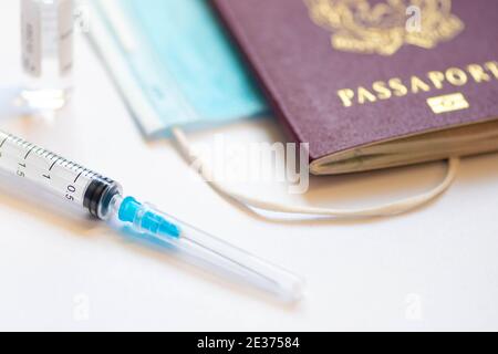 Seringue, flacon, masque chirurgical et passeport ou visa sur une table blanche prête à être utilisée. Antécédents de vaccin Covid ou coronavirus, immunité Covid-19 p Banque D'Images