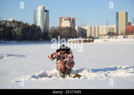 MOSCOU, RUSSIE - 17 JANVIER 2021 : un homme pêche dans la baie Butakovsky gelée du réservoir Khimki. Maxim Churusov/TASS