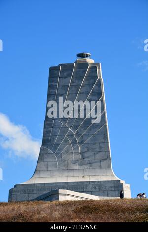 Le monument commémoratif national des frères Wright marque le 17 décembre 1903 l'emplacement du premier vol à Kill Devil Hills sur les rives extérieures de la Caroline du Nord Banque D'Images