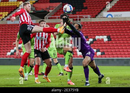 Aiden O'Brien de Sunderland challenges Dino visser de Port Vale - Sunderland v Port Vale, Trophée EFL, Stadium of Light, Sunderland, Royaume-Uni - 12 janvier 2021 usage éditorial uniquement - restrictions DataCo applicables Banque D'Images