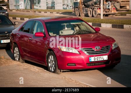 Batumi. Géorgie - 4 décembre 2020 : Toyota Camry dans les rues de Batumi Banque D'Images