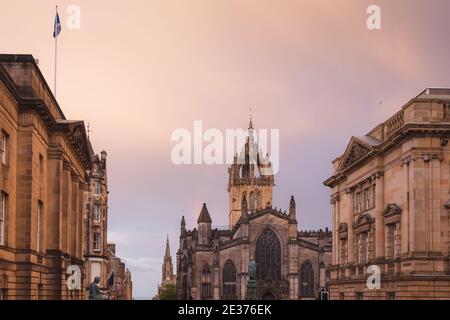 L'architecture gothique de la cathédrale Saint-Giles à côté du Haut Cour de justice contre un spectaculaire coucher de soleil le long du Royal Mile à Édimbourg Banque D'Images