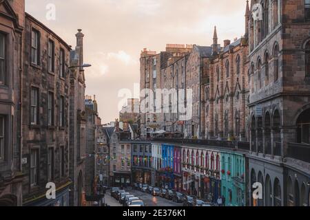 Édimbourg, Écosse - juillet 26 2017 : coucher de soleil sur la rue historique Victoria Street et West Bow, caractérisée par ses magasins colorés dans le Vieux Édimbourg Banque D'Images