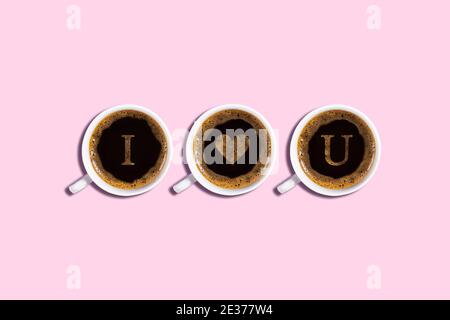 Trois tasses de café expresso avec mousse et l'inscription Je t'aime et un coeur sur fond rose. Carte de Saint-Valentin, amour Banque D'Images