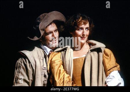 Brian Cox (Petruchio), Fiona Shaw (Katherine) dans L'APANTEUR DE LA MERDE par Shakespeare à la Royal Shakespeare Company (RSC), Royal Shakespeare Theatre, Stratford-upon-Avon 08/09/1987 design: Stefanos Lazaridis éclairage: David Cunningham réalisateur: Jonathan Miller Banque D'Images