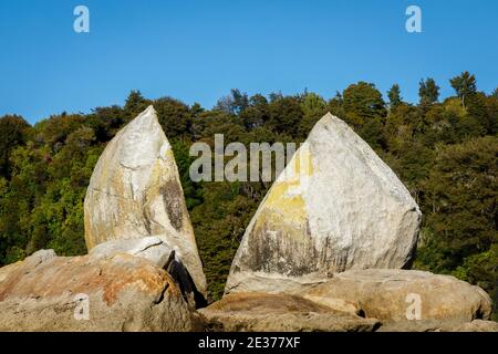 Tokangawhā ou Split Apple Rock, une roche de granit en forme de pomme dans la baie de Tasman, le parc national d'Abel Tasman, South Island, Nouvelle-Zélande. Banque D'Images