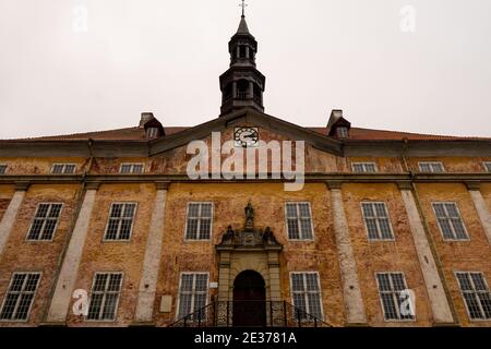 Hôtel de ville de Narva (Narva raekoda) - bâtiment municipal historique, situé sur la place de l'hôtel de ville (Raekoja plats) à côté du Narva College. Banque D'Images