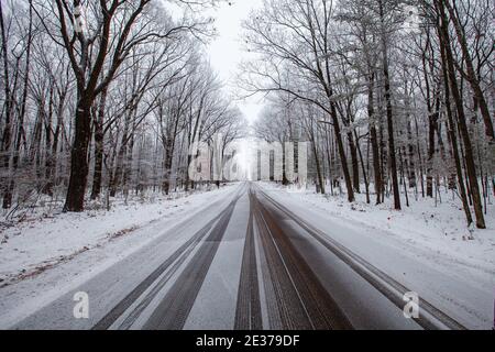 Route couverte de givre et de neige traversant une forêt de Wausau, Wisconsin, horizontale Banque D'Images