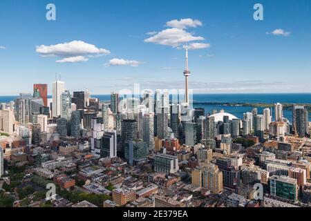 Toronto, Ontario, Canada, vue aérienne du paysage urbain de Toronto, y compris le monument architectural de la Tour CN et les édifices modernes du quartier financier. Banque D'Images