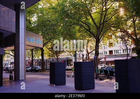 Scène de rue d'Immermannstraße dans le centre-ville de Düsseldorf avec l'entrée de l'hôtel japonais Nikko sur la gauche. Banque D'Images