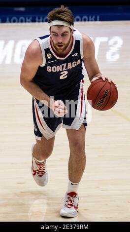 Moraga, CA États-Unis 16 janvier 2021. A. Gonzaga Bulldogs avance Drew Timme (2) cherche à passer le ballon pendant le match de basket-ball des hommes NCAA entre Gonzaga Buldogs et la victoire des Gaels de Saint Mary's 73-59 au Pavillon McKeon Moraga Calif. Thurman James/CSM/Alamy Live News Banque D'Images