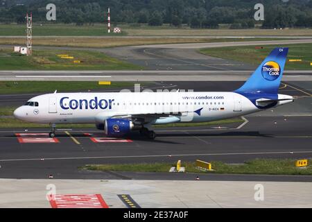 Allemand Condor Berlin Airbus A320-200 avec enregistrement D-AICH sur la voie de circulation à l'aéroport de Düsseldorf. Banque D'Images