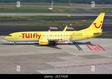 Boeing 737-800 allemand TUIfly avec enregistrement D-ATUK sur le taxi à l'aéroport de Dusseldorf. Banque D'Images