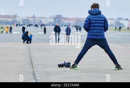 Berlin, Allemagne. 17 janvier 2021. Un garçon joue avec une voiture télécommandée sur Tempelhofer Feld. Dimanche, les températures dans la capitale sont autour du point de congélation. Credit: Annette Riedl/dpa/Alay Live News Banque D'Images