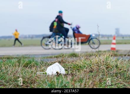 Berlin, Allemagne. 17 janvier 2021. Un masque FFP2 est couché sur le sol à Tempelhofer Feld. Credit: Annette Riedl/dpa/Alay Live News Banque D'Images