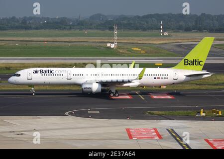 Boeing 757-200 letton airBaltic avec enregistrement YL-BDB sur taxi à l'aéroport de Dusseldorf. Banque D'Images