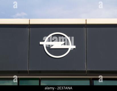 Ankara, Turquie : concessionnaire automobile Opel. Opel est un constructeur automobile allemand du groupe français PSA depuis août 2017 Banque D'Images
