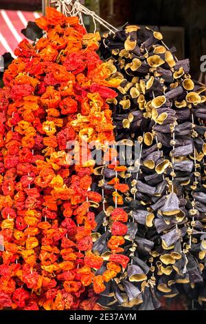 Aubergines séchées, poivrons et autres légumes séchés suspendus sur une corde au bazar d'Ankara Turquie Banque D'Images