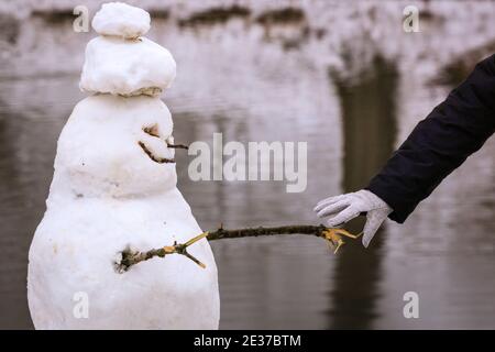 Duelmen, NRW, Allemagne. 17 janvier 2021. Un marcheur secoue les mains avec un bonhomme de neige qui grince. Une couche de neige fraîche est tombée la nuit, transformant la campagne du Muensterland en un pays merveilleux pour l'hiver pendant quelques jours. Credit: Imagetraceur/Alamy Live News Banque D'Images