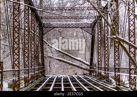 Neige fraîchement tombée couvrant les sentiers de la réserve de Honey Creek à Tipp City, Ohio. Banque D'Images