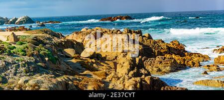 Pebble Beach, Californie, 18 février 2018 : vagues sur les rochers de Pebble Beach mettant en valeur Bird Rock, Seal Rock, Cypress Pint Golf course, Fa Banque D'Images