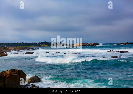 Pebble Beach, Californie, 18 février 2018 : vagues sur les rochers de Pebble Beach mettant en valeur Bird Rock, Seal Rock, Cypress Pint Golf course, Fa Banque D'Images