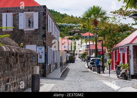 Gustavia, St Barths-- 25 avril 2018. Une jolie rue pavée traverse un quartier commerçant de Gustavia, à St. Barths. Utilisation éditoriale Banque D'Images