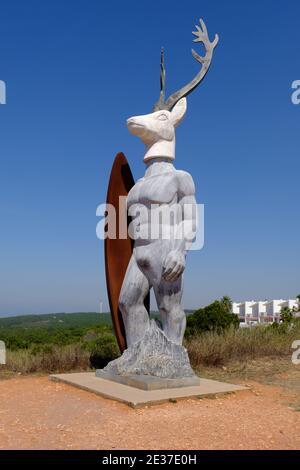 Sculpture de cerfs de surf à l'entrée de North Beach, Nazaré, Portugal - populaire auprès des surfeurs Banque D'Images