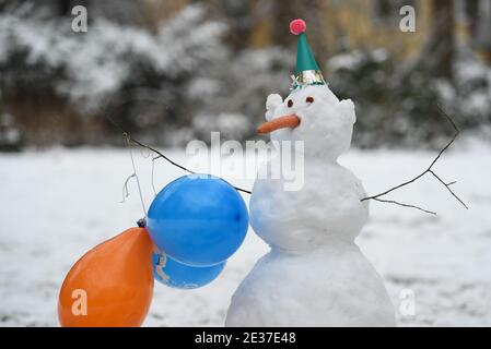 Francfort, Allemagne. 17 janvier 2021. Un bonhomme de neige est vu dans un parc couvert de neige à Francfort, en Allemagne, le 17 janvier 2021. Une chute de neige a frappé Francfort dimanche. Crédit: Lu Yang/Xinhua/Alay Live News Banque D'Images