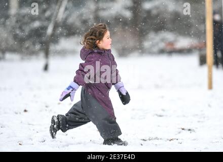 Francfort, Allemagne. 17 janvier 2021. Un enfant court dans un parc couvert de neige à Francfort, en Allemagne, le 17 janvier 2021. Une chute de neige a frappé Francfort dimanche. Crédit: Lu Yang/Xinhua/Alay Live News Banque D'Images