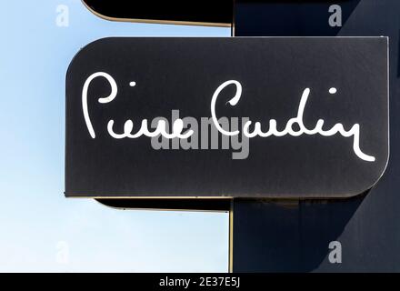 Ankara, Turquie : logo Pierre Cardin sur un mur. Pierre Cardin est une marque de mode française prestigieuse Banque D'Images