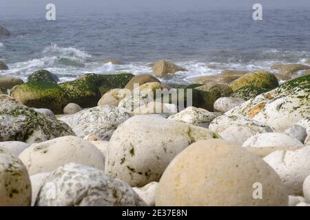 La plage rocheuse de Papôa dans la péninsule portugaise de Peniche Banque D'Images