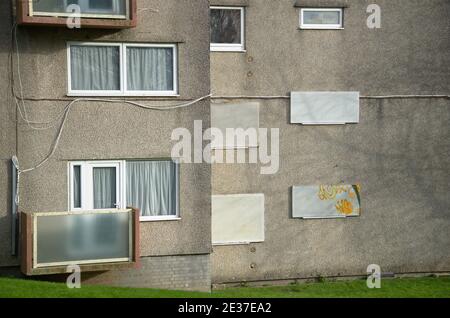 Windows est monté sur un appartement condamné à Barne Barton, Plymouth Devon Royaume-Uni Banque D'Images