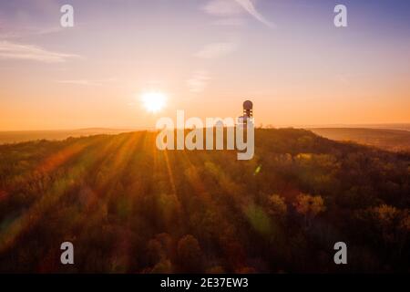 coucher de soleil au-dessus de la silhouette de l'ancienne station de surveillance de berlin Banque D'Images